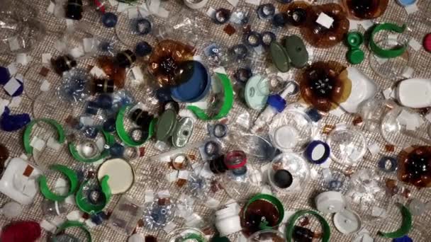 Plastskräp från hushållet på bordet. Avfall som slängts och hämtats från marinen. Staden hem skräp gjorda av plast. Tomma flaskor och muggar skapar miljöförstöring och ekologiska problem. — Stockvideo