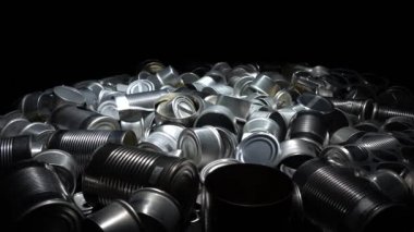 Boş teneke ve teneke kutuları yiyecek ve içecek için geri dönüştür. Alüminyum soda kutuları ve yiyecek kavanozları. Metal çöpleri ve çöpleri geri dönüşüm için ayırdım. Çelik çöpler. Sıfır atık ve kirlilik yok.