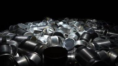 Boş teneke ve teneke kutuları geri dönüştür. Alüminyum soda kutuları ve yiyecek kavanozları. Metal çöpleri ve çöpleri geri dönüşüm için ayırdım. Çelik çöpler. Çevresel felaket kavramı. Kıyamet. Çöp kirliliği..