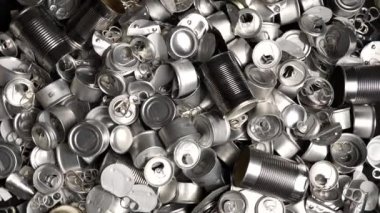 Boş teneke ve teneke kutuları yiyecek ve içecek için geri dönüştür. Alüminyum soda kutuları ve yiyecek kavanozları. Metal çöpleri ve çöpleri geri dönüşüm için ayırdım. Çelik çöpler. Sıfır atık ve kirlilik yok.