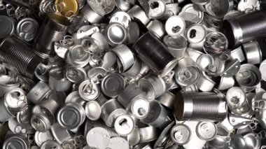 Evdeki metal tenekeler, teneke kutular ve kavanoz çöpleri masada. Şehir çöplüğü alüminyumdan yapılmış. Boş kullanılıyor, yiyecek ve içecek çelik ambalaj atığı ve hurda atıldı ve geri dönüşüme hazır hale getirildi..