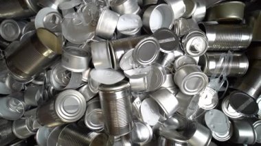 Evdeki metal tenekeler, teneke kutular ve kavanoz çöpleri masada. Şehir çöplüğü alüminyumdan yapılmış. Boş kullanılıyor, yiyecek ve içecek çelik ambalaj atığı ve hurda atıldı ve geri dönüşüme hazır hale getirildi..