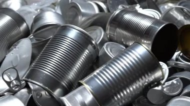 Boş teneke ve teneke kutuları yiyecek ve içecek için geri dönüştür. Alüminyum soda kutuları ve yiyecek kavanozları. Metal çöpleri ve çöpleri geri dönüşüm için ayırdım. Çelik çöpler. Sıfır atık ve kirlilik yok.