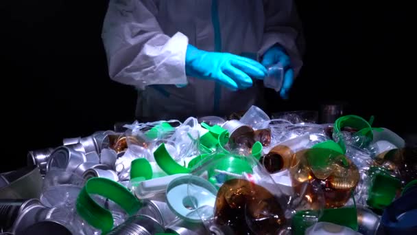 Volunteer cleaning, sorting pile of plastic and metal tin. Collecting, separating one time use plastic trash from aluminum cans. Pollution and environmental problem with household waste management. — Stockvideo