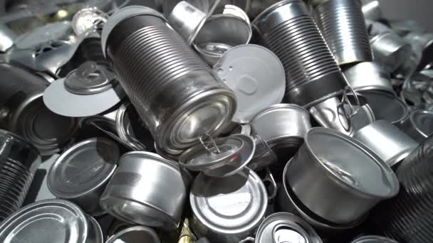 Latas de metal, latas y basura tarro de la casa en la mesa. Basura de la ciudad hecha de aluminio. Desperdicios y desechos de envases de acero usados vacíos, alimentos y bebidas, clasificados y listos para reciclar. — Vídeos de Stock