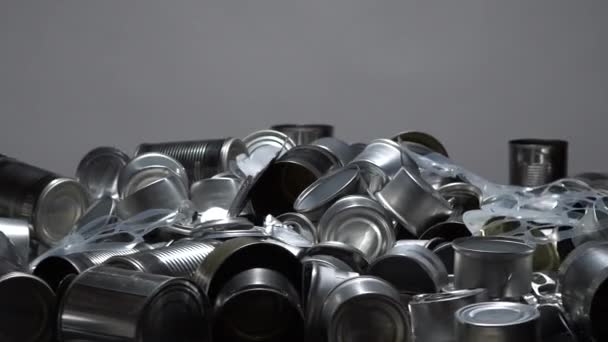 Boîtes, boîtes et bocaux en métal provenant du ménage sur la table. Ville ordures ménagères en aluminium. Déchets et débris d'emballages vides en acier utilisés, destinés à l'alimentation et aux boissons, triés et prêts à être recyclés. — Video