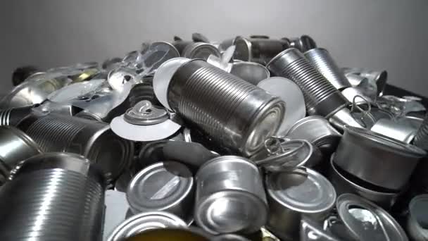 Reciclar latas vacías y estaño. Latas de soda de aluminio y frascos de comida. Basura de metal clasificada y basura lista para reciclar. Basura de acero. Concepto de catástrofe ambiental apocalipsis contaminación de la basura. — Vídeo de stock