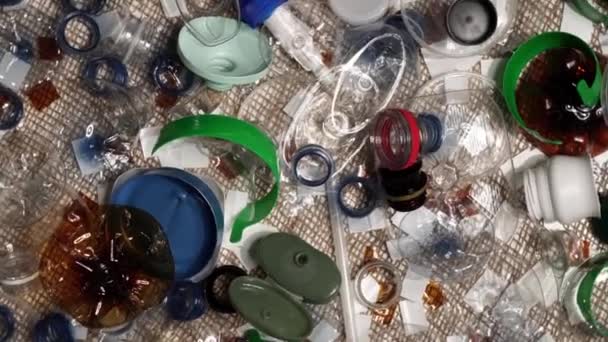 Plastikmüll aus dem Haushalt auf dem Tisch. Abfälle, die aus dem Meer entsorgt werden. Hausmüll aus Plastik. Leere gebrauchte Flaschen und Becher schaffen Umweltverschmutzung und ökologisches Problem. — Stockvideo