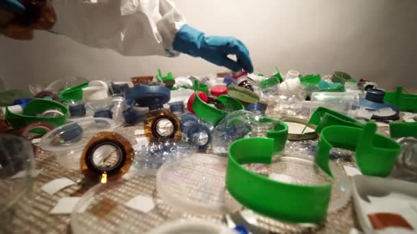 Pulizia volontaria e smistamento mucchio di plastica. Raccogliere e separare una volta utilizzare rifiuti di plastica. Inquinamento e problemi ambientali nella gestione delle abitazioni e dei rifiuti domestici. Salva il pianeta. — Video Stock