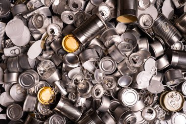 Evdeki metal tenekeler, teneke kutular ve kavanoz çöpleri masada. Şehir çöplüğü alüminyumdan yapılmış. Boş kullanılıyor, yiyecek ve içecek çelik ambalaj atığı ve hurda atıldı ve geri dönüşüme hazır hale getirildi.. 