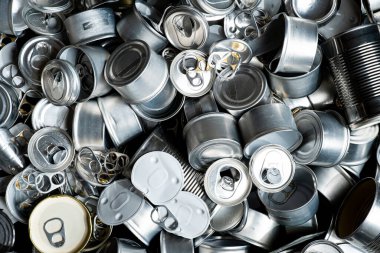 Boş teneke ve teneke kutuları yiyecek ve içecek için geri dönüştür. Alüminyum soda kutuları ve yiyecek kavanozları. Metal çöpleri ve çöpleri geri dönüşüm için ayırdım. Çelik çöpler. Sıfır atık ve kirlilik yok.