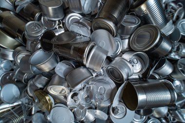 Boş teneke ve teneke kutuları yiyecek ve içecek için geri dönüştür. Alüminyum soda kutuları ve yiyecek kavanozları. Metal çöpleri ve çöpleri geri dönüşüm için ayırdım. Çelik çöpler. Sıfır atık ve kirlilik yok.