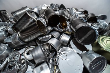 Boş teneke ve teneke kutuları geri dönüştür. Alüminyum soda kutuları ve yiyecek kavanozları. Metal çöpleri ve çöpleri geri dönüşüm için ayırdım. Çelik çöpler. Çevresel felaket kavramı. Kıyamet. Çöp kirliliği.. 