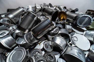 Boş teneke ve teneke kutuları geri dönüştür. Alüminyum soda kutuları ve yiyecek kavanozları. Metal çöpleri ve çöpleri geri dönüşüm için ayırdım. Çelik çöpler. Çevresel felaket kavramı. Kıyamet. Çöp kirliliği.. 