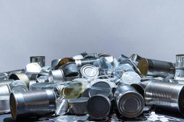 Boş teneke ve teneke kutuları yiyecek ve içecek için geri dönüştür. Alüminyum soda kutuları ve yiyecek kavanozları. Metal çöpleri ve çöpleri geri dönüşüm için ayırdım. Çelik çöpler. Sıfır atık ve kirlilik yok.