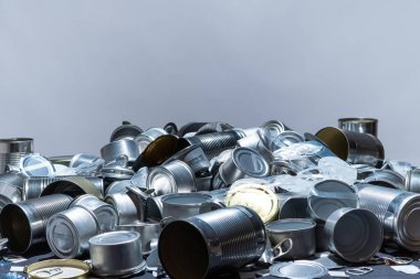 Evdeki metal tenekeler, teneke kutular ve kavanoz çöpleri masada. Şehir çöplüğü alüminyumdan yapılmış. Boş kullanılıyor, yiyecek ve içecek çelik ambalaj atığı ve hurda atıldı ve geri dönüşüme hazır hale getirildi.. 