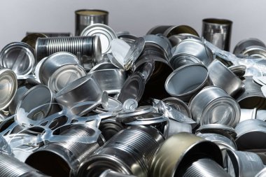 Boş teneke ve teneke kutuları yiyecek ve içecek için geri dönüştür. Alüminyum soda kutuları ve yiyecek kavanozları. Metal çöpleri ve çöpleri geri dönüşüm için ayırdım. Çelik çöpler. Sıfır atık ve kirlilik yok.