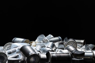 Boş teneke ve teneke kutuları geri dönüştür. Alüminyum soda kutuları ve yiyecek kavanozları. Metal çöpleri ve çöpleri geri dönüşüm için ayırdım. Çelik çöpler. Çevresel felaket kavramı. Kıyamet. Çöp kirliliği.. 