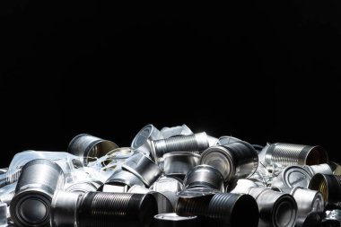 Boş teneke ve teneke kutuları geri dönüştür. Alüminyum soda kutuları ve yiyecek kavanozları. Metal çöpleri ve çöpleri geri dönüşüm için ayırdım. Çelik çöpler. Çevresel felaket kavramı. Kıyamet. Çöp kirliliği.. 