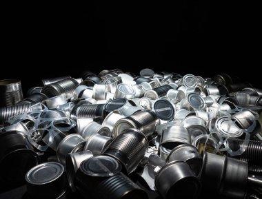 Boş teneke ve teneke kutuları yiyecek ve içecek için geri dönüştür. Alüminyum soda kutuları ve yiyecek kavanozları. Metal çöpleri ve çöpleri geri dönüşüm için ayırdım. Çelik çöpler. Sıfır atık ve kirlilik yok.