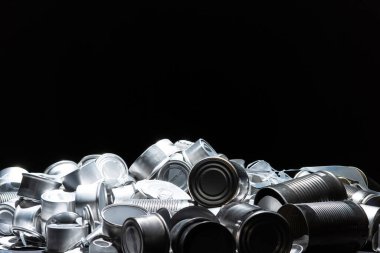 Geri dönüşüm için büyük miktarda metal teneke, teneke ve kavanoz. Alüminyum metal yiyecekler ve ayrıştırılmış içecekler. Çelik ambalaj. Ev konseptinde sıfır atık ve geri dönüşüm. Kirlilik yok.