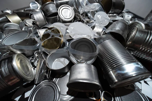Boş teneke ve teneke kutuları yiyecek ve içecek için geri dönüştür. Alüminyum soda kutuları ve yiyecek kavanozları. Metal çöpleri ve çöpleri geri dönüşüm için ayırdım. Çelik çöpler. Sıfır atık ve kirlilik yok.