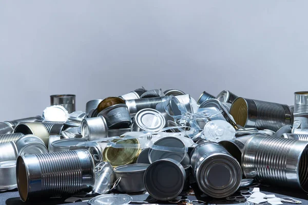 깡통과 깡통을 재활용 알루미늄 깡통과 항아리 재활용 준비가 쓰레기와 쓰레기를 — 스톡 사진