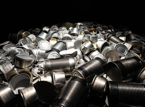 空の缶と錫をリサイクル アルミソーダ缶と食品瓶 分別された金属ゴミやゴミはリサイクルの準備ができています 鉄くずだ 環境壊滅的な黙示録のゴミ汚染の概念 — ストック写真