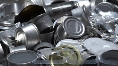 Evdeki metal tenekeler, teneke kutular ve kavanoz çöpleri masada. Şehir çöplüğü alüminyumdan yapılmış. Boş kullanılıyor, yiyecek ve içecek çelik ambalaj atığı ve hurda atıldı ve geri dönüşüme hazır hale getirildi..