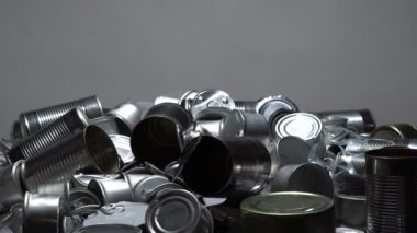Geri dönüşüm için büyük miktarda metal teneke, teneke ve kavanoz. Alüminyum metal yiyecekler ve ayrıştırılmış içecekler. Çelik ambalaj. Ev konseptinde sıfır atık ve geri dönüşüm. Kirlilik yok.