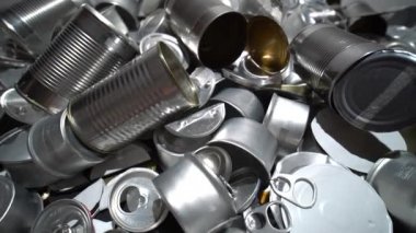 Boş teneke ve teneke kutuları yiyecek ve içecek için geri dönüştür. Alüminyum soda kutuları ve yiyecek kavanozları. Metal çöpleri ve çöpleri geri dönüşüm için ayırdım. Çelik çöpler. Sıfır atık ve kirlilik yok.