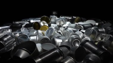 Evdeki metal tenekeler, teneke kutular ve kavanoz çöpleri masada. Şehir çöplüğü alüminyumdan yapılmış. Boş kullanılıyor, yiyecek ve içecek çelik ambalaj atığı ve hurda atıldı ve geri dönüşüme hazır hale getirildi..