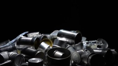 Boş teneke ve teneke kutuları yiyecek ve içecek için geri dönüştür. Alüminyum soda kutuları ve yiyecek kavanozları. Metal çöpleri ve çöpleri geri dönüşüm için ayırdım. Çelik çöpler. Sıfır atık ve kirlilik yok.