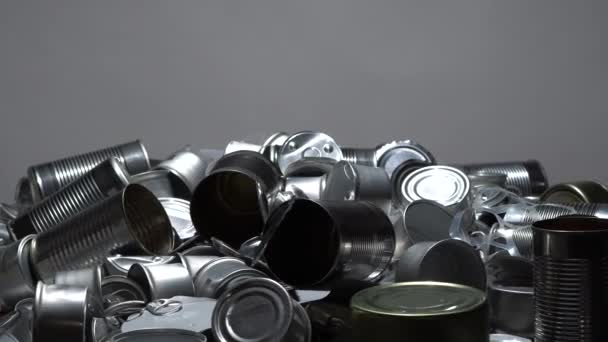 Grande quantidade de latas de metal, latas e frascos para reciclagem. Alumínio metal alimentos e bebidas ordenados restos. Embalagem de aço. Zero desperdício e reciclagem de resíduos domésticos no conceito de casa. Sem poluição. — Vídeo de Stock