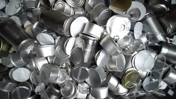 Grote hoeveelheid metalen blikken, blikken en potten voor recycling. Aluminiummetaal voedsel en drank gesorteerde restjes. Staalverpakking. Nul afval en recycling van huishoudelijk afval thuis concept. Geen verontreiniging. — Stockvideo