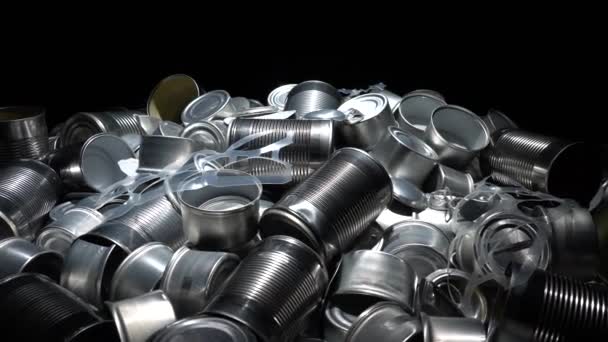 Recykling pustych puszek i cyny. Aluminiowe puszki po napojach i słoiki z jedzeniem. Sortowane metalowe śmieci i śmieci gotowe do recyklingu. Stalowe bzdury. Koncepcja katastrofalnego zanieczyszczenia środowiska odpadami spowodowanego apokalipsą. — Wideo stockowe