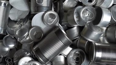 Evdeki metal tenekeler, teneke kutular ve kavanoz çöpleri masada. Şehir çöplüğü alüminyumdan yapılmış. Boş kullanılıyor, yiyecek ve içecek çelik ambalaj atığı ve hurda atıldı ve geri dönüşüme hazır hale getirildi..