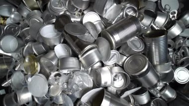 Boş teneke ve teneke kutuları geri dönüştür. Alüminyum soda kutuları ve yiyecek kavanozları. Metal çöpleri ve çöpleri geri dönüşüm için ayırdım. Çelik çöpler. Çevresel felaket kavramı. Kıyamet. Çöp kirliliği..