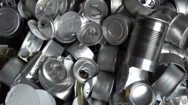 Evdeki metal tenekeler, teneke kutular ve kavanoz çöpleri masada. Şehir çöplüğü alüminyumdan yapılmış. Boş kullanılıyor, yiyecek ve içecek çelik ambalaj atığı ve hurda atıldı ve geri dönüşüme hazır hale getirildi..