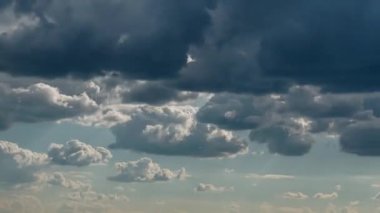 Destansı zaman çizelgesi, bulutlu güzel mavi gökyüzü. Bulutlu hava, güneş ve ışınlarla gün batımının doğası. Şiddetli güneşli bulutlu hava. Tropik fırtına güneşi zaman aşımına uğradı. Beyaz mavi arkaplan.