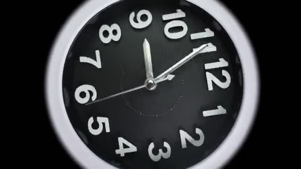 急速な回転とほぼ静的な秒の矢印で時計の顔のマクロショットをズームアウトします。時間概念の速い流れ。マクロレンズのクローズアップビューで実際の時計ショット。4k. — ストック動画