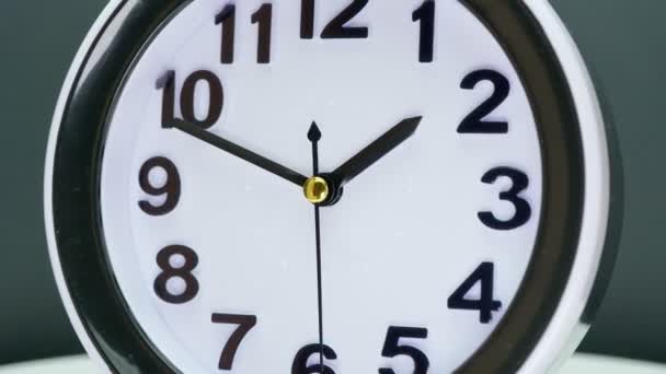 現代の時計は、速い時間経過の動きに直面する。クイック側の動きと加速分矢印の時間経過を記録します。時間は高速概念で飛ぶ。極端なマクロを閉じます。4k. — ストック動画