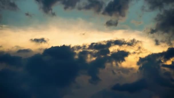 Set med tre korta klipp av vackra tunga soliga molnlandskap. Timelapse av gyllene blå fluffiga moln som rör sig på himlen med sol och fackling. Episk tropisk storm solnedgång tid förfaller. Blå bakgrund. — Stockvideo
