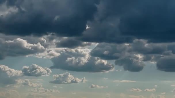 Epic timelapse, hermoso cielo azul con fondo de nubes. Clima nublado, naturaleza del atardecer con sol y rayos. Pesado paisaje nublado soleado. El sol de tormenta tropical se puso tiempo. Fondo azul blanco. — Vídeo de stock