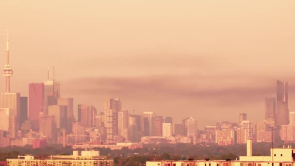 Timelapse conjunto de tres clips en Toronto, Canadá paisaje urbano en la mañana extremadamente caliente amanecer y atardecer en alerta de calor de verano. Cielo rojo oscuro vista dramática del atardecer al anochecer en América del Norte. — Vídeos de Stock