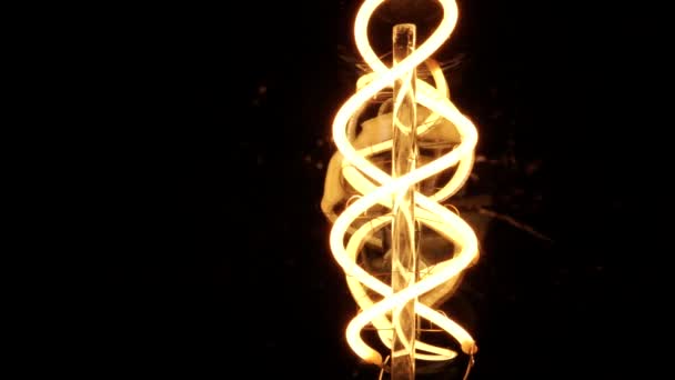 Rotation lente de l'ampoule rétro Edison. Filament vintage filament ampoule de tungstène révélant détails idée vue. Cozy nostalgique soirée chambre macro close up concept. 4k. — Video