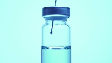 Şırınga iğnesinden damlayan tıbbi aşı. Laboratuvarın Coronavirus 'a karşı aşı araştırması geliştirme kavramı, COVID-19. Klinik öncesi değerlendirme ve klinik faz denemeleri geliştirme testi