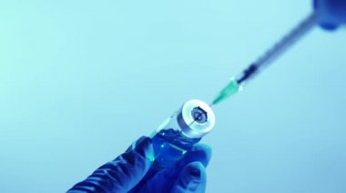 Makro, hastanedeki aşı ya da şırınga ve aşı şişesiyle ilaç tedavisini kapat. Sağlık ve tıbbi kavramlar. Cam şişeden şırınga dolduruyorum..