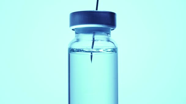 Makro zblízka podání anestezie nebo medikace injekční stříkačkou. Inzulínová lahvička s léky v nemocnici. Zdravotní a lékařské pojmy. Plnění injekční stříkačky nervovým blokem ze skleněné láhve. — Stock video