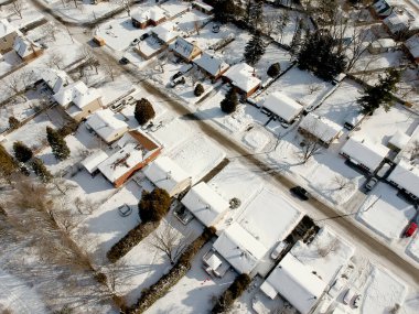 Şehrin havadan görünüşü. Yüzlerce ev kenar mahallelere tepeden bakıyor. Kanada, karla kaplı bir mahalle. Kış mevsimi.